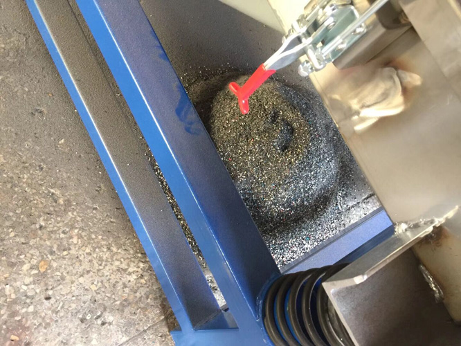 康發(fā)雙螺桿擠出機帶料試機