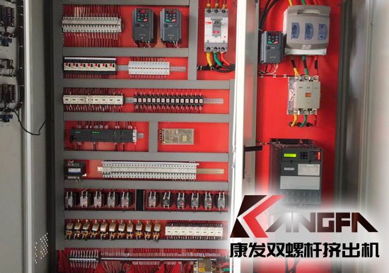 JSH-K超高速高扭低速高扭系列K75機型雙螺桿擠出機機筒內(nèi)徑73mm、主機功率280-450KW、參考產(chǎn)量達600-1500KG/H。