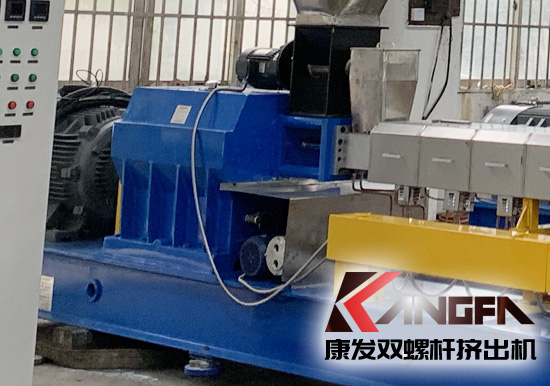 各種各樣的節(jié)能新技術(shù)已經(jīng)應(yīng)用于擠出技術(shù)的各方面，從擠出機(jī)本身的螺桿結(jié)構(gòu)改進(jìn)，再到新型驅(qū)動(dòng)式電機(jī)應(yīng)用以及各種新型加熱方式技術(shù)的應(yīng)用，都在推動(dòng)PET雙螺桿擠出機(jī)行業(yè)向著更加節(jié)能降耗、高產(chǎn)高效的方向發(fā)展。