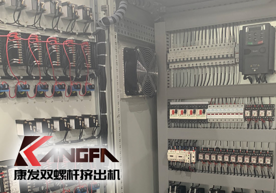 雙螺桿擠出機(jī)上下游：車用塑料向低成本、高強(qiáng)度、高沖擊性能、可回收及降解等復(fù)合材料及塑料合金方向發(fā)展