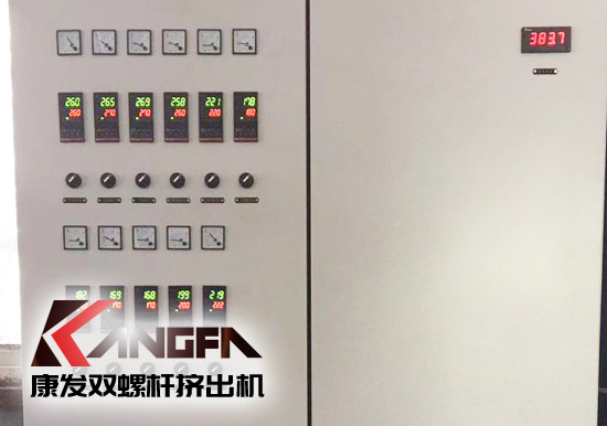 標(biāo)準(zhǔn)化全新雙螺桿擠出造粒機(jī)組滿(mǎn)負(fù)荷運(yùn)轉(zhuǎn)，擠出的可靠運(yùn)行、滿(mǎn)足多樣工藝要求