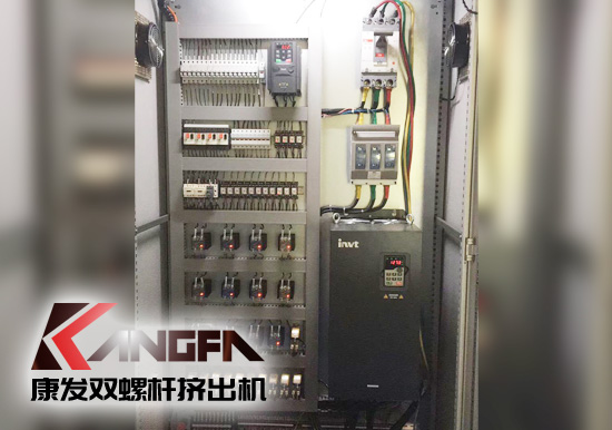 標(biāo)準(zhǔn)化全新雙螺桿擠出造粒機(jī)組非常可靠有效的設(shè)計(jì)理念，保證了擠出的可靠運(yùn)行。高扭矩專(zhuān)用驅(qū)動(dòng)系統(tǒng)，齒、軸為高強(qiáng)度合金鋼，滲碳、磨齒處理。