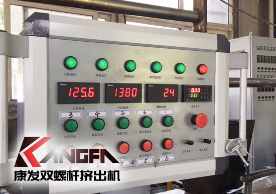 標(biāo)準(zhǔn)化全新雙螺桿擠出造粒機(jī)組滿(mǎn)負(fù)荷運(yùn)轉(zhuǎn)，擠出的可靠運(yùn)行、滿(mǎn)足多樣工藝要求