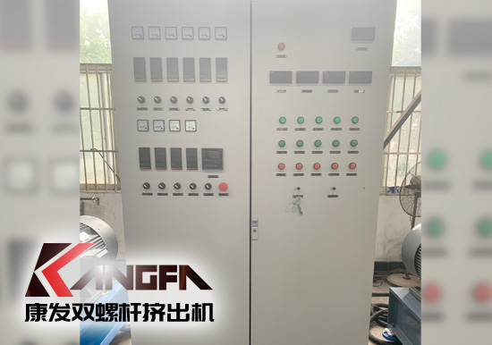 雙螺桿擠出設(shè)備主要運(yùn)用于pvc、rpvc等塑料材質(zhì)物體，擠出、造粒等，下文就擠出設(shè)備自我保護(hù)裝置做一些簡單介紹。 