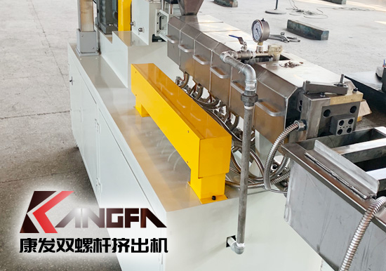 塑料廠實(shí)驗(yàn)室研究專用康發(fā)20型雙螺桿擠出造粒機(jī)組設(shè)備，機(jī)筒內(nèi)徑 20mm/長徑比 28-48/主電機(jī)功率 5.5kw/螺桿轉(zhuǎn)速 100rpm/參考產(chǎn)量 5-20kg/h。