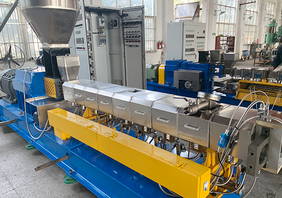 新一代65B型康發(fā)JSH標(biāo)準(zhǔn)化全新雙螺桿擠出造粒機(jī)組系列、品質(zhì)控制柜、真空系統(tǒng)等展示