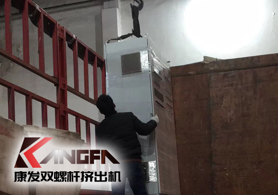 康發(fā)雙螺桿擠出機與客戶成功合作的好消息頻頻不斷！全廠員工按時保質(zhì)保量地完成了生產(chǎn)！