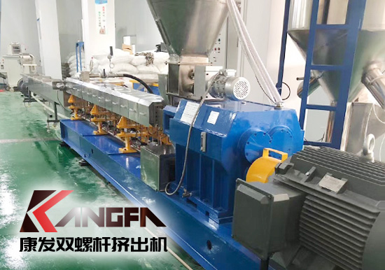 南京康發(fā)同向旋轉(zhuǎn)雙螺桿擠出機(jī)，廣泛用于成型制品擠出，也可應(yīng)用于聚合物的物理改性（共混、填充、纖維增強(qiáng)、配料、混煉）。