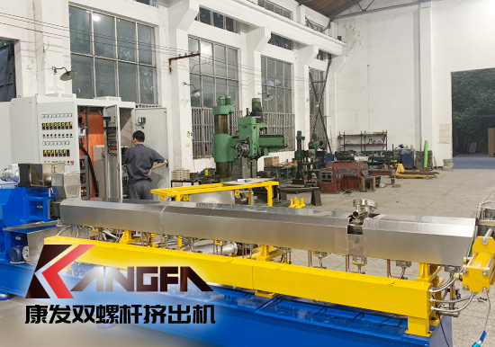 螺桿轉(zhuǎn)速、壓縮比、電熱溫度設(shè)定、長(zhǎng)徑比、背壓等影響雙螺桿擠出機(jī)設(shè)備塑化品質(zhì)的主要因素