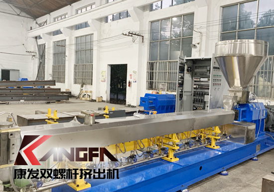 雙螺桿擠出機對于護套擠出來講，護套擠出主要作用在于烘干纜芯，防止由于潮氣（或繞包墊層的濕氣）的作用，造成護套中出現(xiàn)氣孔的可能。