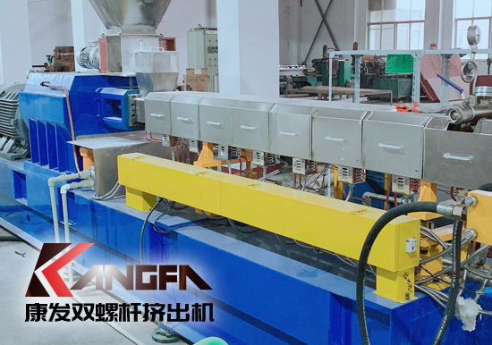 為馳援醫(yī)用防護原料一線生產(chǎn)，康發(fā)橡塑成功縮短交付日期，熔噴料雙螺桿擠出機生產(chǎn)線設備實現(xiàn)交付！