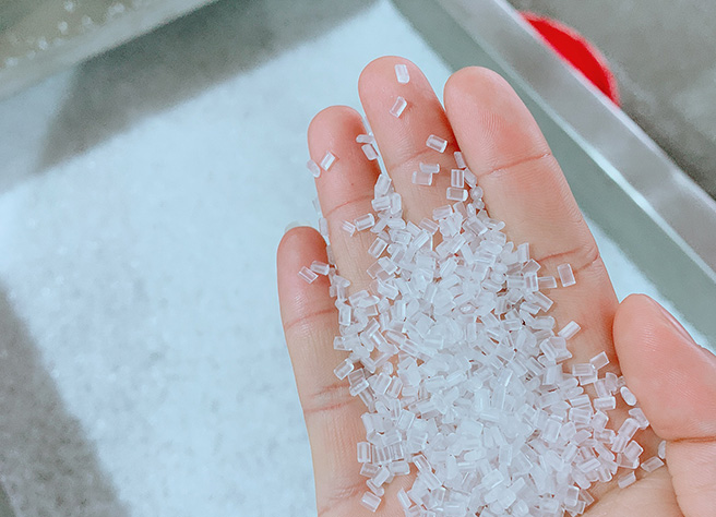 料子表面光滑，顆粒大小均勻。