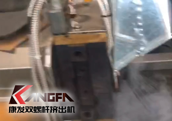 延長設(shè)備使用壽命，提升客戶滿意度！康發(fā)加強對雙螺桿造粒機的維護包養(yǎng)工作