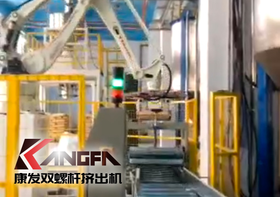  機械手臂應(yīng)用于雙螺桿擠出造粒機組現(xiàn)代化生產(chǎn)線！靈活部署,降低生產(chǎn)成本,全面提升雙螺桿造粒生產(chǎn)效率！