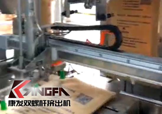  機械手臂應(yīng)用于雙螺桿擠出造粒機組現(xiàn)代化生產(chǎn)線！靈活部署,降低生產(chǎn)成本,全面提升雙螺桿造粒生產(chǎn)效率！