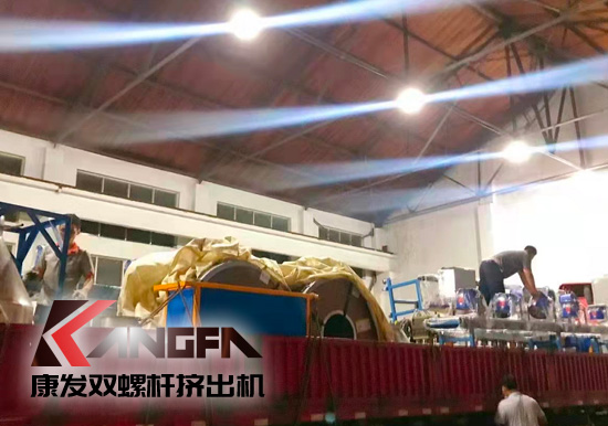 總裝車間：眾志成城齊奮戰(zhàn) 全力以赴保發(fā)貨 確保雙螺桿擠出機設(shè)備按期交付至顧客手中。