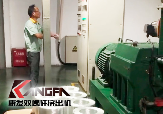 質(zhì)量為先，信譽(yù)為重，管理為本，服務(wù)為誠！康發(fā)雙螺桿設(shè)備老客戶售后維修