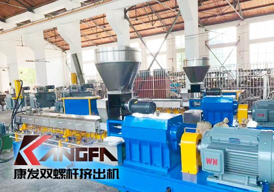 康發(fā)JSH-75雙螺桿擠出機成套設(shè)備組裝并檢驗合格后發(fā)貨裝車至客戶工廠