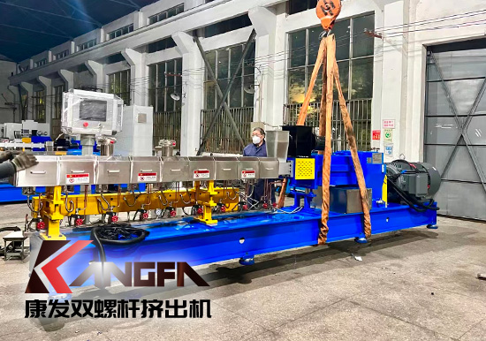 臨近年底，雙螺桿擠出機(jī)發(fā)貨忙,全力以赴為市場(chǎng)！