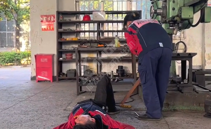 人人講安全，個(gè)個(gè)會(huì)應(yīng)急！南京康發(fā)雙螺桿擠出機(jī)開展《觸電傷害應(yīng)急預(yù)案演練》取得圓滿成功