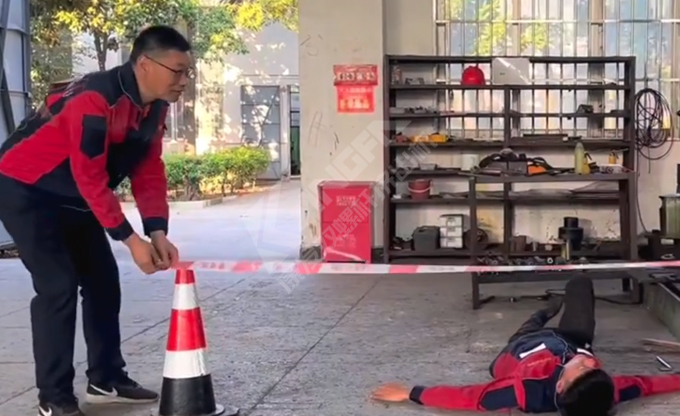 人人講安全，個(gè)個(gè)會(huì)應(yīng)急！南京康發(fā)雙螺桿擠出機(jī)開展《觸電傷害應(yīng)急預(yù)案演練》取得圓滿成功