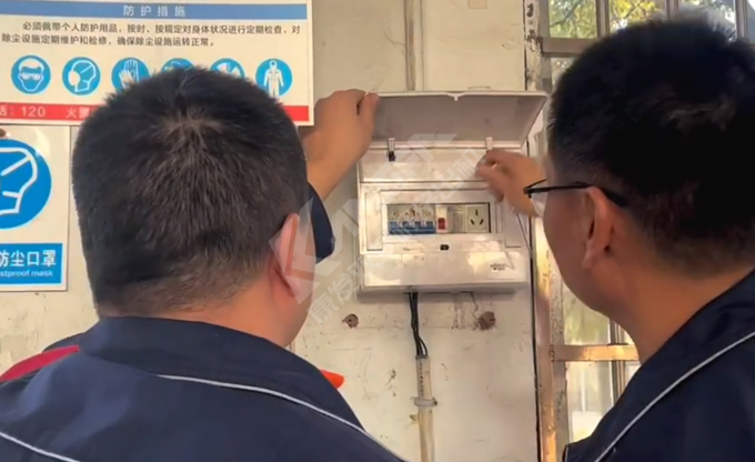 人人講安全，個(gè)個(gè)會(huì)應(yīng)急！南京康發(fā)雙螺桿擠出機(jī)開展《觸電傷害應(yīng)急預(yù)案演練》取得圓滿成功