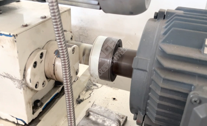 康發(fā)雙螺桿擠出機(jī)小型試驗(yàn)機(jī)又開(kāi)始轉(zhuǎn)動(dòng)啦！