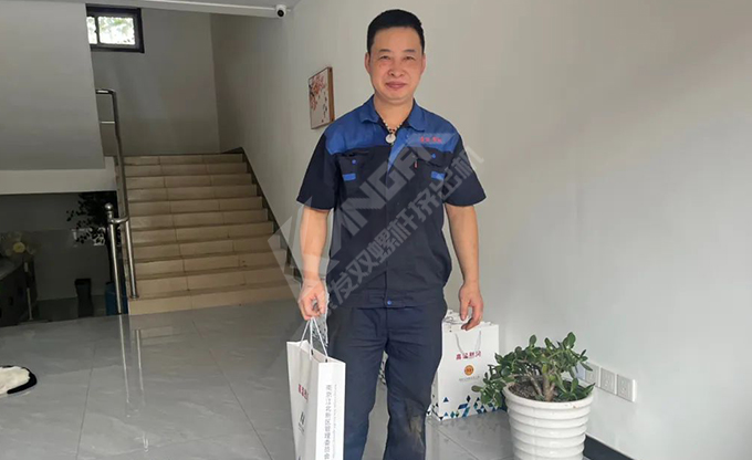 南京江北新區(qū)總工會深入康發(fā)雙螺桿擠出機(jī)一線開展“來高溫慰問”慰問活動！