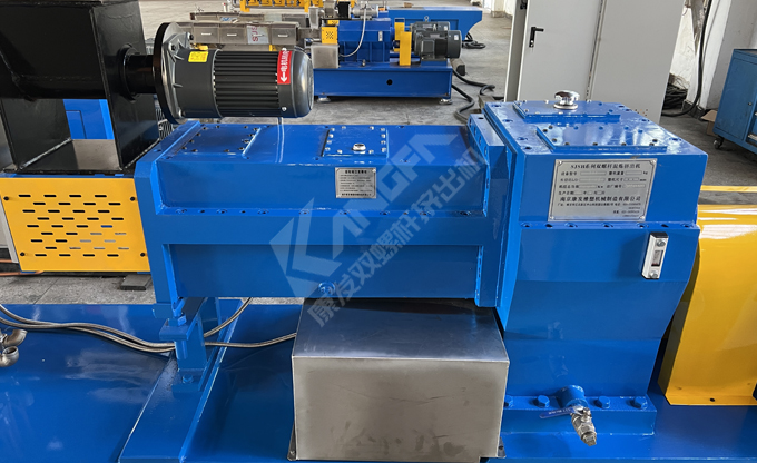 新年伊始，康發(fā)雙螺桿擠出機(jī)成功裝車發(fā)貨，助力客戶生產(chǎn)效率再上新臺(tái)階