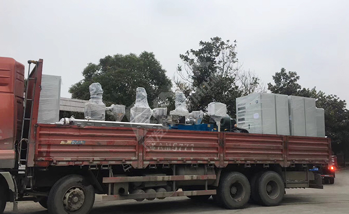 新年伊始，康發(fā)雙螺桿擠出機(jī)成功裝車發(fā)貨，助力客戶生產(chǎn)效率再上新臺(tái)階