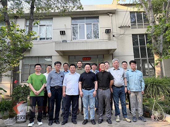 中石化石科院院長(zhǎng)李明豐率隊(duì)蒞臨康發(fā)雙螺桿擠出機(jī)調(diào)研廢塑料循環(huán)利用項(xiàng)目