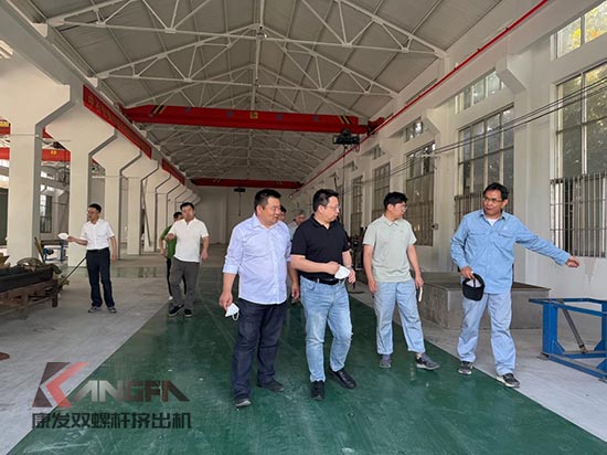 中石化石科院院長(zhǎng)李明豐率隊(duì)蒞臨康發(fā)雙螺桿擠出機(jī)調(diào)研廢塑料循環(huán)利用項(xiàng)目