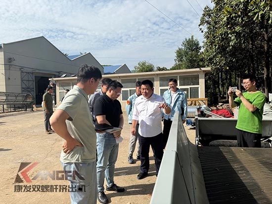 中石化石科院院長(zhǎng)李明豐率隊(duì)蒞臨康發(fā)雙螺桿擠出機(jī)調(diào)研廢塑料循環(huán)利用項(xiàng)目