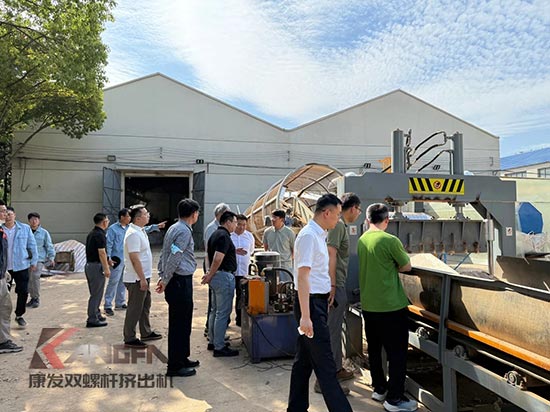 中石化石科院院長(zhǎng)李明豐率隊(duì)蒞臨康發(fā)雙螺桿擠出機(jī)調(diào)研廢塑料循環(huán)利用項(xiàng)目