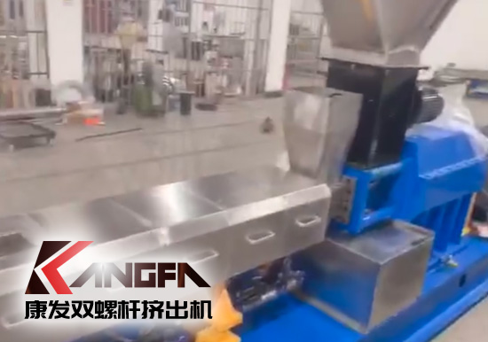 “中國(guó)制造”尋求挖掘更大的非洲需求！JSH-65型雙螺桿擠出機(jī)設(shè)備出口設(shè)備帶料試機(jī)，坐標(biāo)非洲！