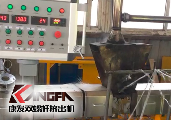 標(biāo)準(zhǔn)化雙螺桿擠出造粒機(jī)組采用新款一體化便攜開機(jī)方式，康發(fā)塑機(jī)為您想的更多！