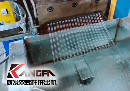康發(fā)雙螺桿擠出機(jī)熔噴料生產(chǎn)線交付,每天可以為市場提供800萬只口罩的原料。生產(chǎn)線出料均勻,不斷條!料子表面光滑,顆粒大小均勻!口罩布(熔噴布)熔脂可達(dá)1400-1600!