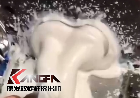 康發(fā)雙螺桿擠出設(shè)備以其過(guò)硬的產(chǎn)品技術(shù)、卓越的產(chǎn)品質(zhì)量贏得了越來(lái)越多的忠實(shí)用戶，并在競(jìng)爭(zhēng)日趨激烈的市場(chǎng)獲得優(yōu)勢(shì)！