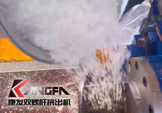 雙螺桿擠出機(jī)制造！追求品質(zhì)，精益求精！康發(fā)雙螺桿帶料試機(jī)