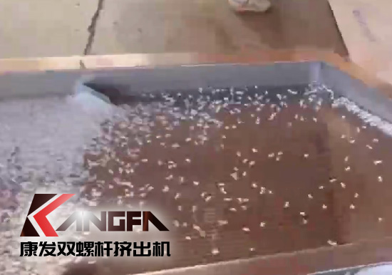 雙螺桿擠出機(jī)制造！追求品質(zhì)，精益求精！康發(fā)雙螺桿帶料試機(jī)