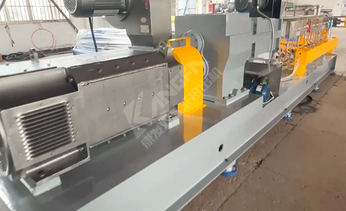 65高扭雙螺桿擠出機(jī)，玻纖增強(qiáng)帶側(cè)喂料，加熱棒機(jī)型